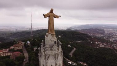 Tibidabo, Barcelona 'nın hava görüntüsü.