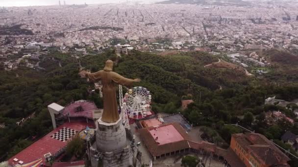 Flygfoto över Tibidabo, Barcelona. — Stockvideo