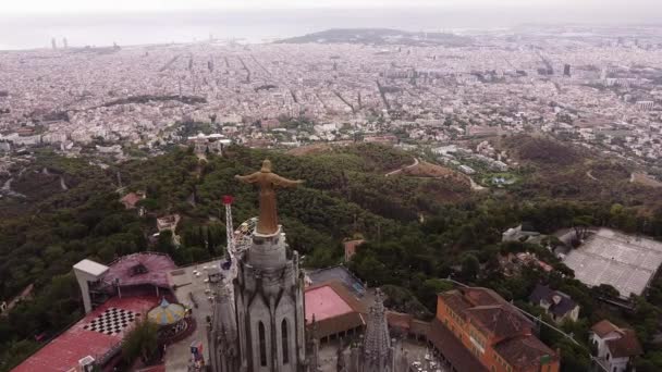 Flygfoto över Tibidabo, Barcelona. — Stockvideo