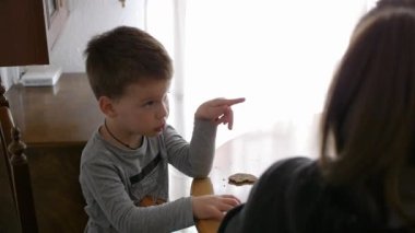 Evde kahvaltı yapan bir aile.