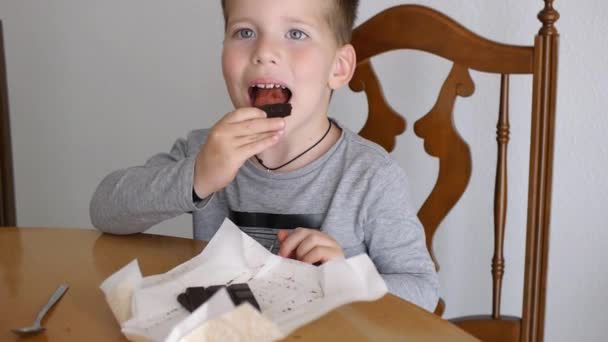 Niño comiendo chocolate — Vídeos de Stock