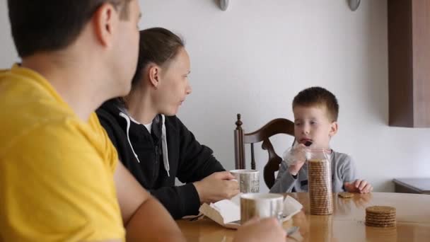 Rodina snídá svačinu doma — Stock video