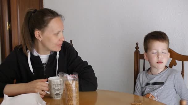 Rodzina je w domu przekąskę na śniadanie — Wideo stockowe