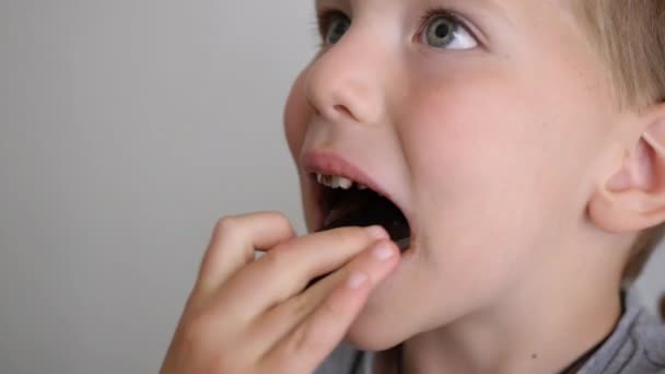 Niño comiendo chocolate — Vídeos de Stock