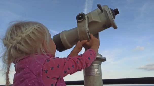 Dziewczynka, patrząc przez teleskop — Wideo stockowe