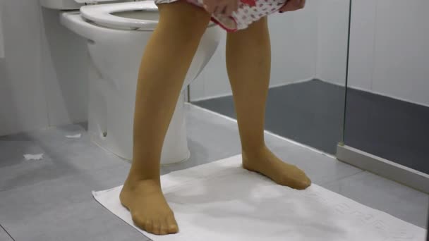 Kobiece nogi w rajstopy beżowe — Wideo stockowe