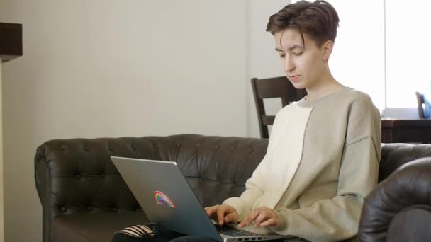 En tjej jobbar på en laptop på ett kafé. — Stockvideo
