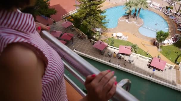 Молода Жінка Насолоджується Літніми Канікулами Балконі Крупним Планом Невпізнавана Жінка — стокове відео