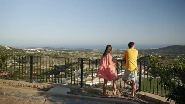 Pregnant Young Caucasian Woman Man Looking Out Coast Distance Standing — Video Stock