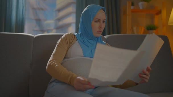 Retrato embarazada joven musulmana mujer es un mal diagnóstico — Vídeo de stock