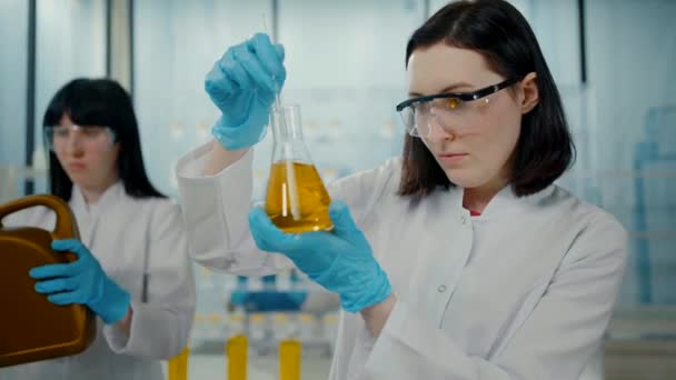 Scientists Modern Laboratory Tests Oil — Vídeo de Stock