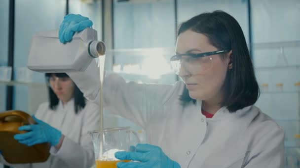 Close Portrait Scientist Woman Modern Laboratory Pours Oil Slow — Vídeo de Stock