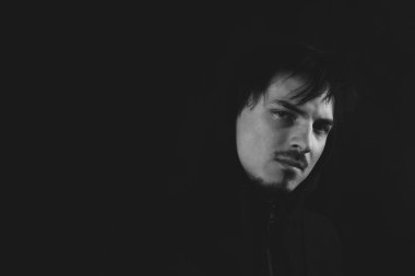 Karanlıktaki genç adam. Erkek portresi. siyah ve beyaz