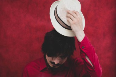 Kırmızı arka planda kırmızı gömlekli genç adam. erkek portresi