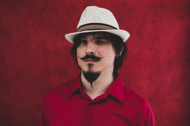 Kırmızı arka planda kırmızı gömlekli genç adam. erkek portresi