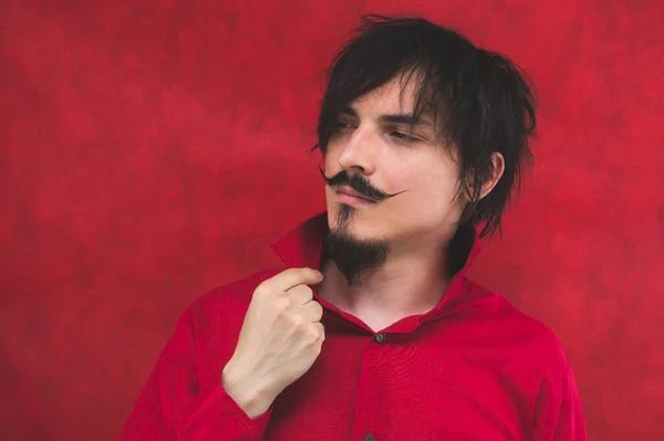 Retrato Masculino Jovem Camisa Vermelha Fundo Vermelho — Fotografia de Stock