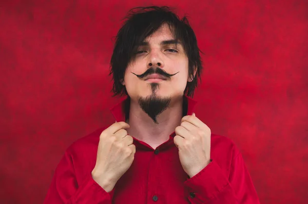 Retrato Masculino Joven Con Camisa Roja Sobre Fondo Rojo —  Fotos de Stock