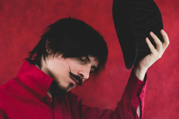 Молодой Человек Снимает Шляпу Мужской Портрет Красном Фоне — стоковое фото