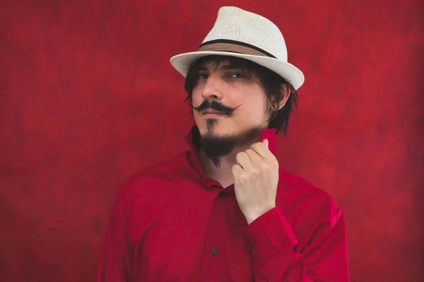 Νεαρός Άνδρας Καπέλο Κόκκινο Πουκάμισο Στο Κόκκινο Φόντο Ανδρικό Πορτρέτο — Φωτογραφία Αρχείου
