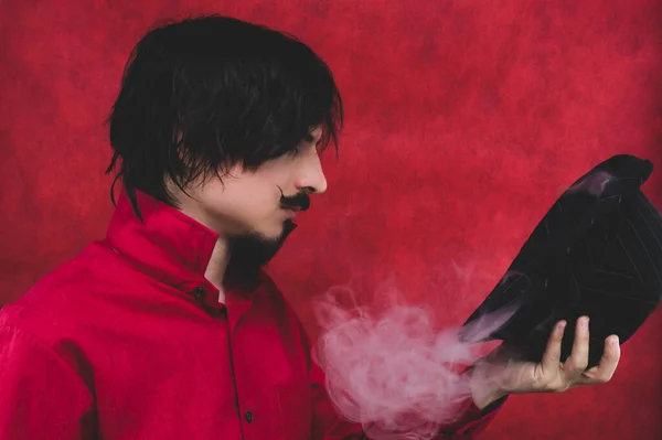 Homem Com Chapéu Camisa Vermelha Fundo Vermelho Retrato Masculino — Fotografia de Stock