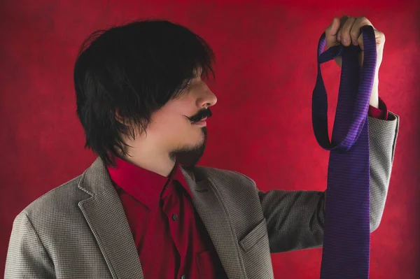 Öltönyös Fiatalember Tartja Nyakkendőt Férfi Portré Piros Háttér — Stock Fotó