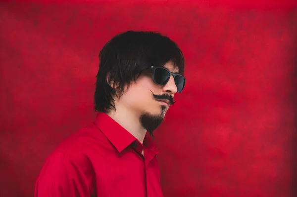 Joven Con Gafas Sol Camisa Roja Sobre Fondo Rojo Retrato —  Fotos de Stock