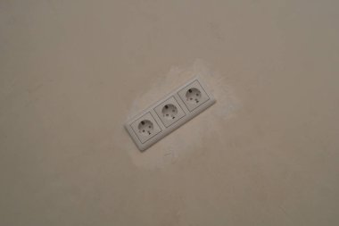 Elektrik prizi duvarda. Elektrik prizi kapanıyor. yenileme süreci