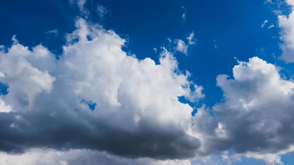Голубое Небо Фоне Белых Облаков Солнечная Погода — стоковое фото