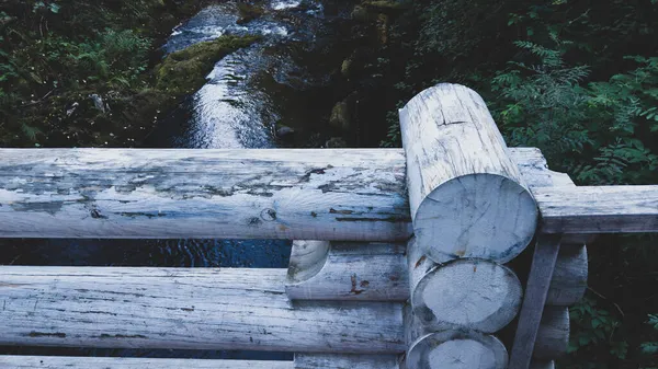 Detail Eines Hölzernen Brückenzaunes Aus Baumstämmen Fluss Hintergrund — Stockfoto