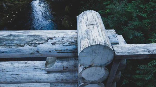 Detail Eines Hölzernen Brückenzaunes Aus Baumstämmen Fluss Hintergrund — Stockfoto