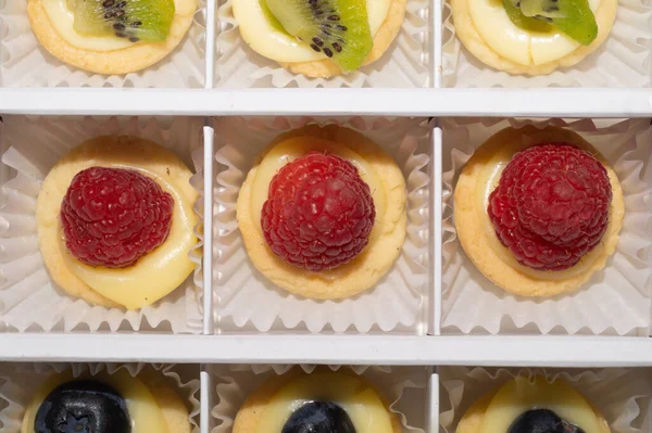 Mini Pasteles Con Frambuesa Cerca Deliciosas Tartas Pequeñas Macro — Foto de Stock