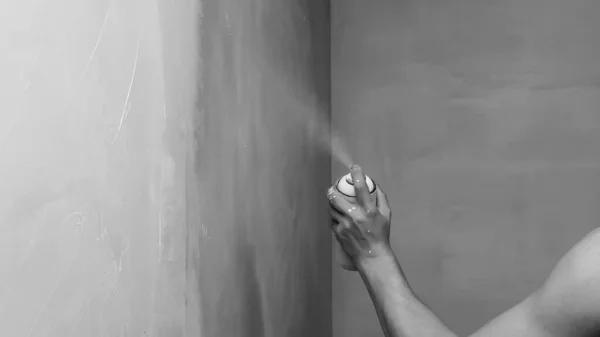 スプレー缶を手に入れます 壁に塗料を吹き付ける 塗装工程 — ストック写真