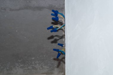 Elektrik kabloları ve bağlantılarla tamamlanmamış soket. onarım süreci