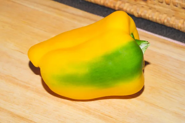 Amarillo Pimiento Verde Sobre Tabla Madera Cerca —  Fotos de Stock