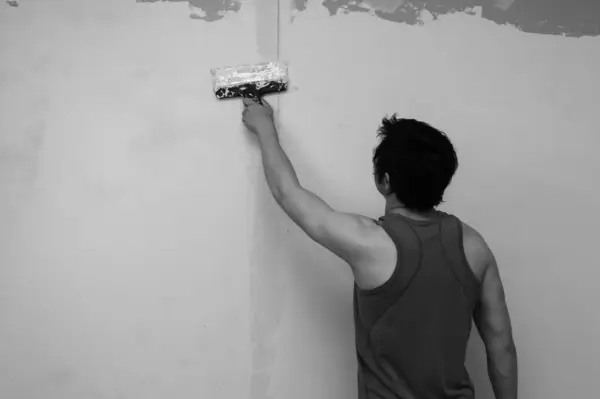 修理する男だ 労働者は壁に建設パテで適用されます 作業工程 — ストック写真