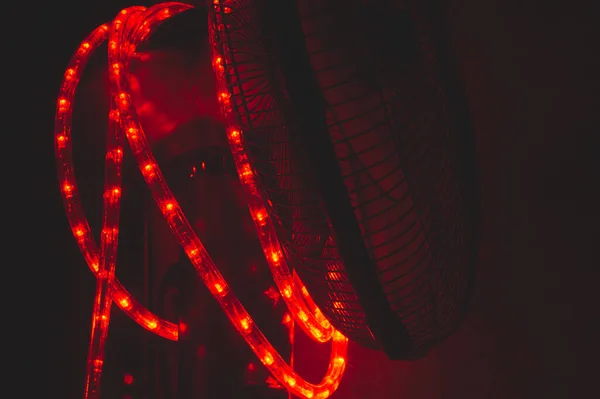 Γιρλάντα Από Κόκκινες Λάμπες Λάμπει Στο Σκοτάδι — Φωτογραφία Αρχείου