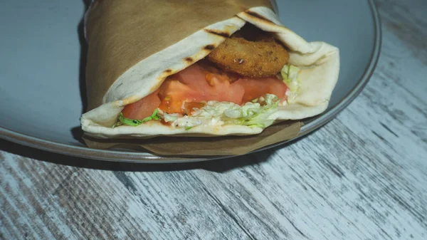 Hühnerwickel Auf Einem Teller Shawarma Aus Nächster Nähe Traditionelles Streetfood — Stockfoto