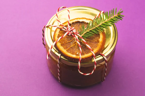 Portakal dilimi ve köknar dallı ev yapımı reçel kavanozu. El yapımı Noel hediyesi.