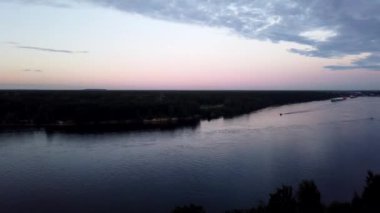 Akşamları nehirde hareket eden gemiler ve tekneler.