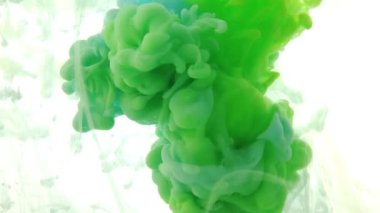 Suda boya var. Sıvı mürekkep. Soyut hareketler. Sıvı içinde renkli sıçramalar. yeşil ve mavi renkler