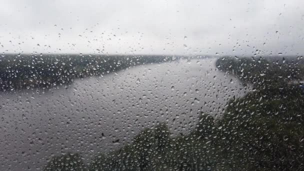 Gotas Chuva Janela Fecham Tempo Chuvoso Vista Através Vidro Rio — Vídeo de Stock