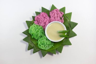 Atıştırmalık 'putu mayang' olarak bilinir. Hindistan cevizi sütüyle yapılan un. Beyaz arka planda geleneksel Endonezya atıştırmalıklarının seçici odak fotoğrafı.