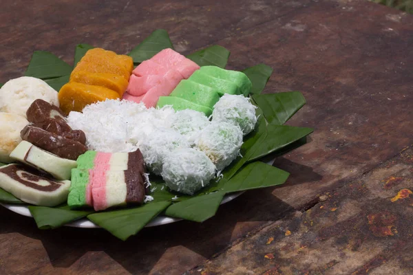 木薯做的小吃叫做 Getuk 有各种颜色和变种 在有木制背景的叶子上服务 印度尼西亚传统食品的照片 — 图库照片
