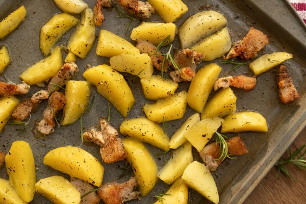Картофельные клинья, печь жареная, с романом, в подносе для выпечки. — стоковое фото