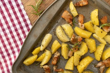 Patates kamışı, fırın rostoyla kavrulmuş, fırın tepsisinde.