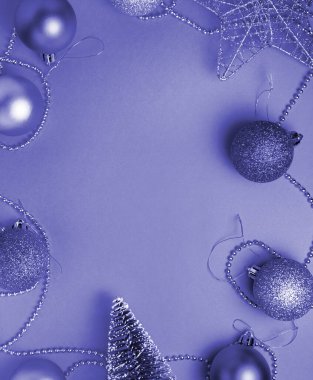 Çok Peri renginde bir Noel süslemesi. 2022 'nin rengi