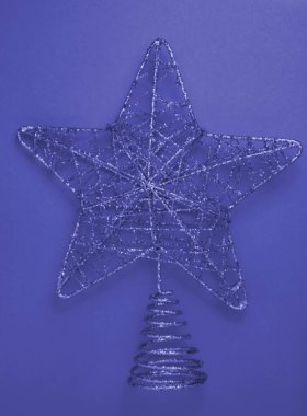 Çok Peri renginde bir Noel süslemesi. 2022 'nin rengi