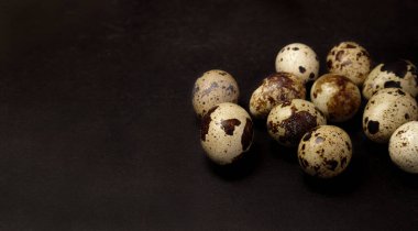 Siyah arka planda bıldırcın yumurtası. Sağlıklı gıda konsepti. Seçici odak