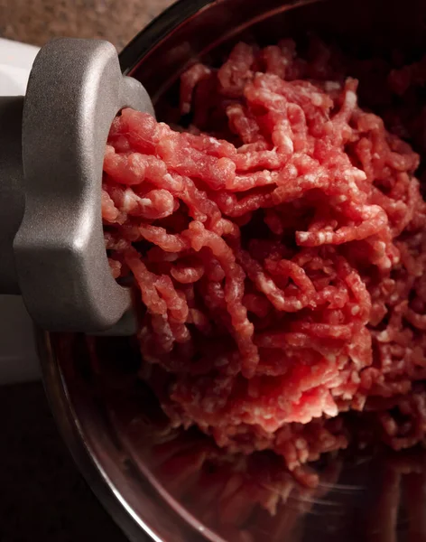 Prozess Der Zubereitung Von Kraftfutter Mit Einem Fleischwolf Frisches Rotes — Stockfoto