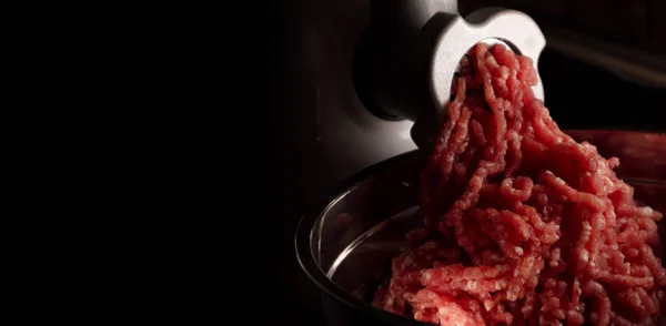 Prozess Der Zubereitung Von Kraftfutter Mit Einem Fleischwolf Frisches Rotes — Stockfoto